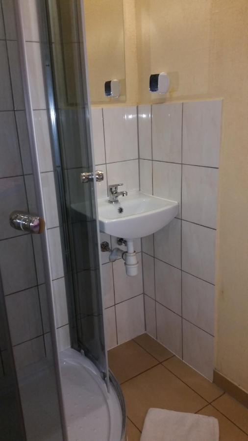 Pokoje Goscinne "U Karola" Pracownicze Scinawa Bagian luar foto